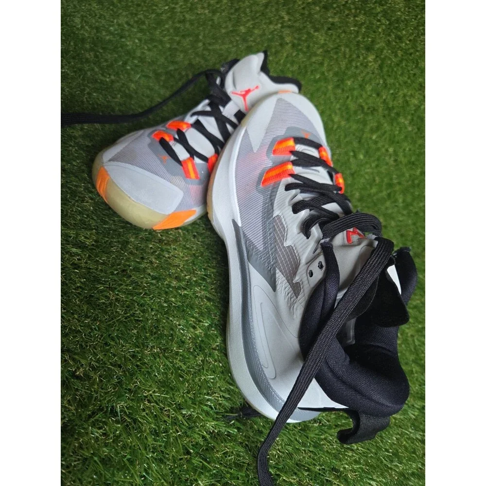 Jordan basketball shoes in size Y 5.5  orange and gray